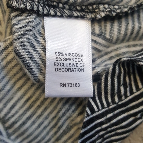 Cable of Gauge Cold Shoulder Top - Picture 6 of 7